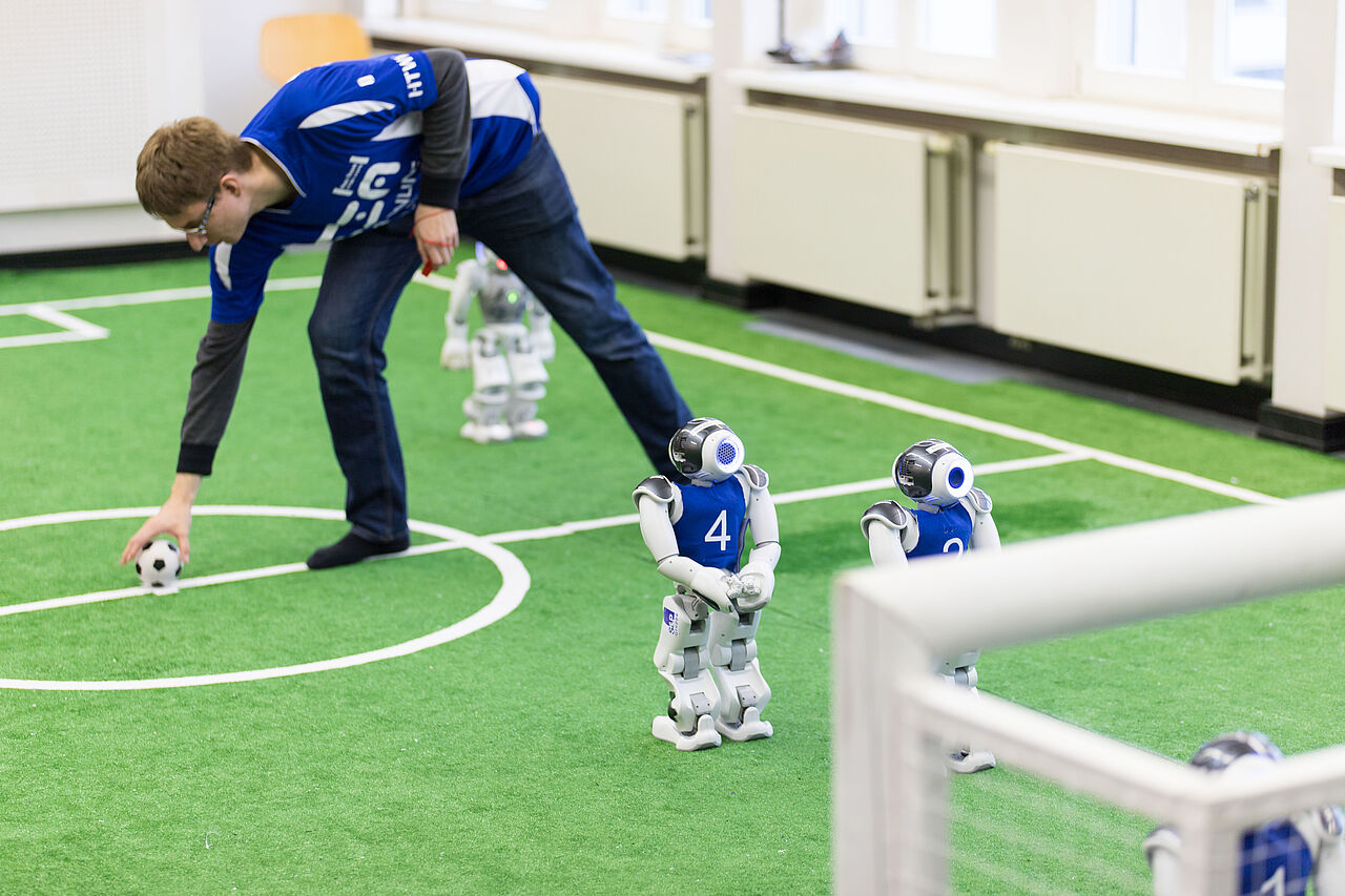 Nano-Roboter spielen Fußball
