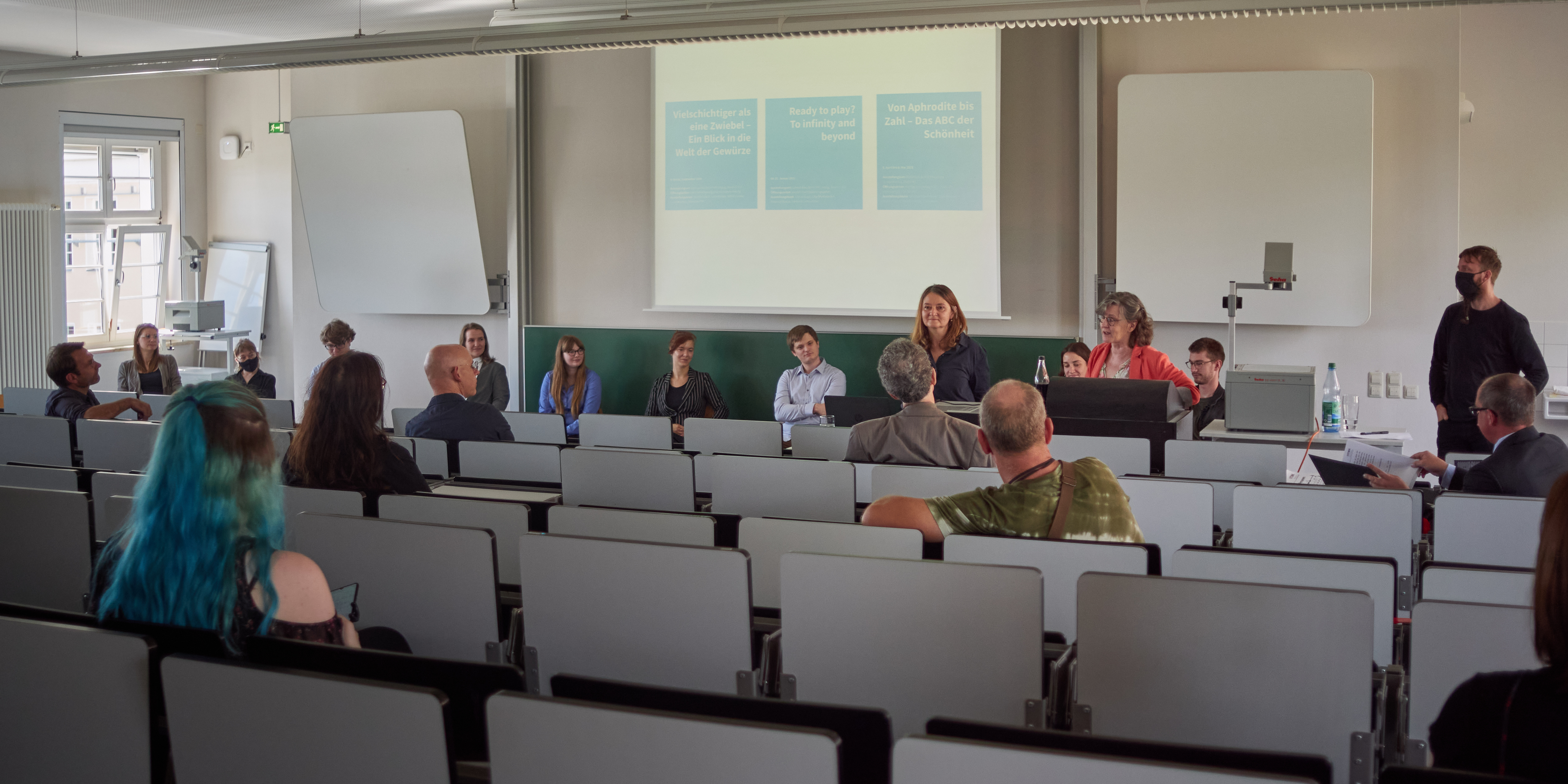 Frau Prof. Dr. Weiß richtet ein Grußwort an die Gäste Frau Prof. Dr. Weiß richtet ein Grußwort an die Gäste